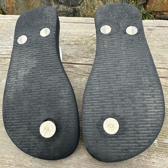 Pretty Embroidered Eyelet Dress with Havaianas Sandals - Picture 9 of 10